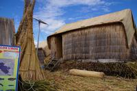 Die Hütte ist noch mal zusätzlich auf einem Schilfpodest aufgelegt