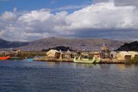 Schilfinsel mit Puno im Hintergrund