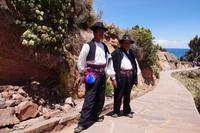 Die Autoritäten der Taquile-Insel. Die Tracht ist stark spanisch beeinflusst, weil ein früherer Besitzer der Insel, den Bewohnern das Bleiberecht nur dann gewähren wollte, wenn sie sich europäisch kleideten