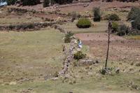 Der Familienfriedhof liegt in der Fluchtlinie der Begrenzungsmauer zwischen zwei Äckern