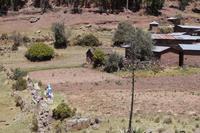 Der Familienfriedhof liegt in der Fluchtlinie der Begrenzungsmauer zwischen zwei Äckern