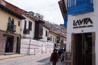 Straßenszene Cuzco, beachtenswert der Balkon 