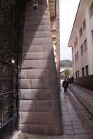 Das Santa Catalina-Kloster in Cuzco ist auf einem inkaischen Frauenkloster aufgesetzt, hier sieht man den UNterschied zwischen dem spanischen und dem präkolumbischen Bau: die Inka bauten ihre Mauern mit einer Neigung von 3 - 7° erdbebengesichert