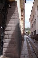 Das Santa Catalina-Kloster in Cuzco ist auf einem inkaischen Frauenkloster aufgesetzt, hier sieht man den UNterschied zwischen dem spanischen und dem präkolumbischen Bau: die Inka bauten ihre Mauern mit einer Neigung von 3 - 7° erdbebengesichert