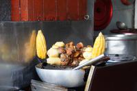 Chicharrón: fritiertes Schweinefleisch mit Mais und Kartoffeln