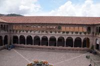 Die hinteren Dächer kann man sehen, weil das Kloster von Santo Domingo bei einem Erdbeben 1953 zerstört wurde. Damals entschied man, das Kloster zum Coriancha-Museum umzugestalten 