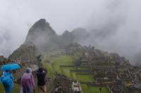 Machu Picchu liegt im Nebel