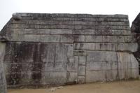 Natürliche Steine geschliffen und dazwischen aufgemauert