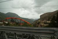 Brückenneubau in Urubamba, die Brücke wird allmählich über den Fluss geschoben