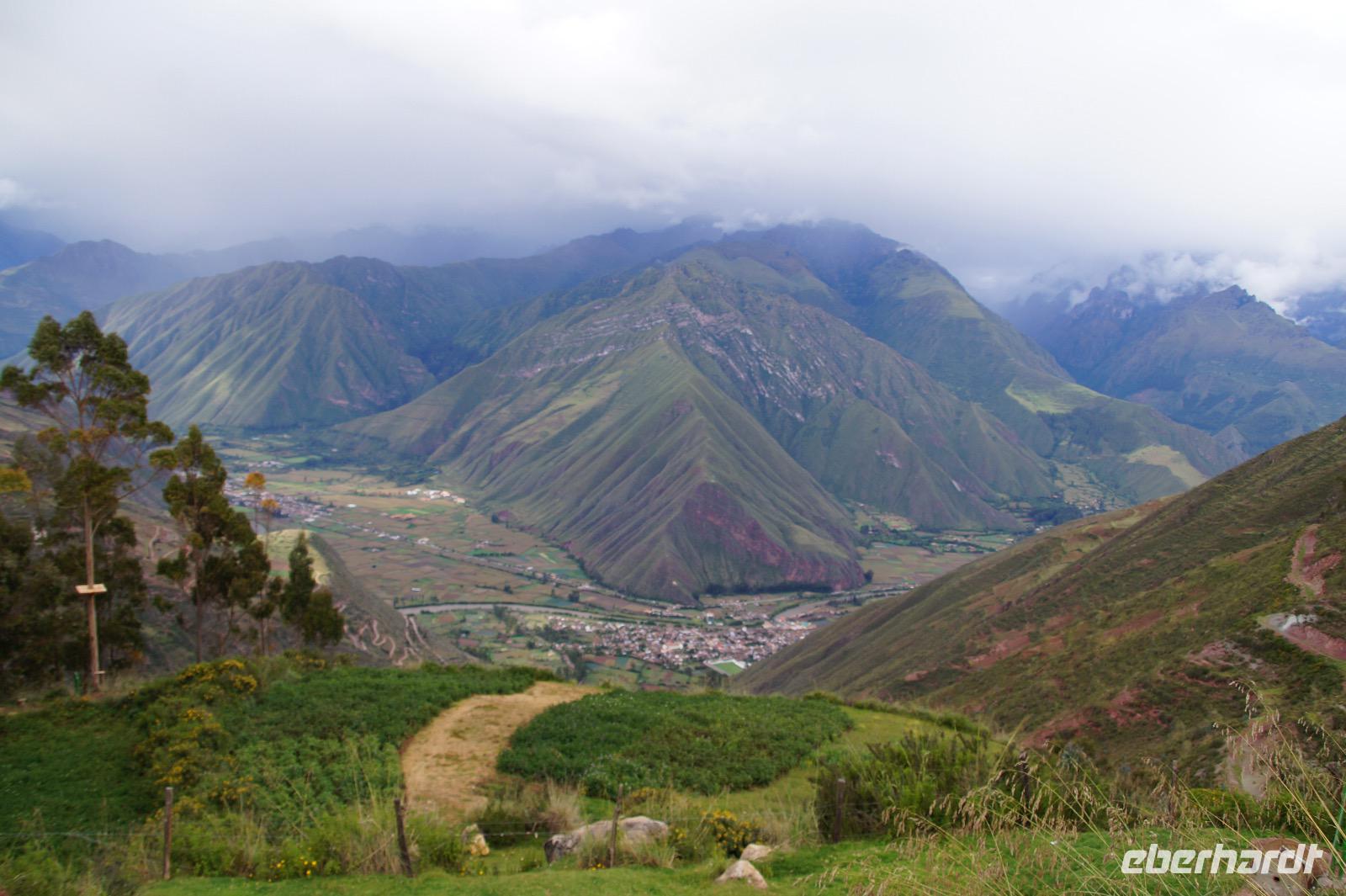 Bergpanorama von Ayllu Racchi (3.500) mit Urubamba-Tal (2.800)
