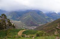 Bergpanorama von Ayllu Racchi (3.500) mit Urubamba-Tal (2.800)