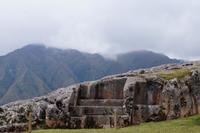 Opferplattform Chinchero, im Hintergund kann man etwa dort, wo die Wolken den Berg einhüllen ein wenig Schnee erkennen.