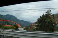 Brückenneubau in Urubamba, die Brücke wird allmählich über den Fluss geschoben