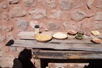 Goldener und weißer Mais für Sonne und Mond, Kräuter und Blätter und Beeren vom Kolumbuspfeffer