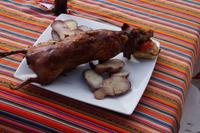 Meerschweinchen, gereicht mit Kartoffel und gefüllter Rocote-Paprika