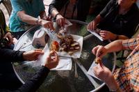 Nur zögerlich wird vom Meerschweinchen probiert. Aber wer im Heiligen Tal war, muss einfach mal Cuy gegessen haben