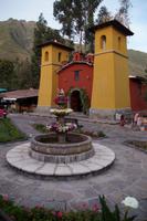Springbrunnen und Kirche, Hotelgelände Yucay