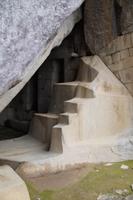 Herrschergrab in Machu Picchu mit Mumiennischen und treppenartiger Opferplattform 