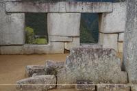 Im Vordergrund: die obere Hälfte eines Andenkreuzes, der Cruz Andina, der andinen Entsprechung von Ying und Yang