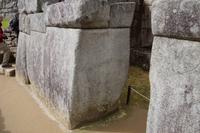 Symetrische Entsprechung zweier vielkantiger Steine in Machu Picchu