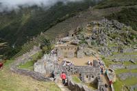 Heiliger Platz, Machu Picchu. Links: Tempel der drei Fenster (unvollendet); vorne: Haupttempel (unvollendet); hinten, mit den fünf Nischen: Haus des Priesters 