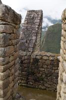 Man sieht deutlich, dass die Seitenwand und die Giebelwand voneinander separiert gebaut wurden, die Giebelwand gegen die Seitenwand geneigt ist