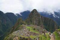 Wieder eine andere Perspektive von Machu Picchu, wohl die bekannteste, die aber nur von einem Teil der Touristen eingenommen wird, da zwar auf einem ausgetretenen Pfad aber doch nicht dort wo alle hingehen. 