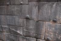 Nasen im in der Mauer des Sonnentempels ~ Sonnenuhren oder nicht wegpolierte „Griffe“?