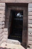 Cuzco: Die moderne Glastür im Tor eines Inkaplastes eingebaut
