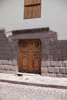 Koloniale Tür, rücksichtslos ins Mauerwerk des Inkapalastesveingebaut