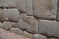 Die Nasen dienten wahrscheinlich dazu, den Stein heben zu können, so lange, bis er sich glatt zwischen die anderen einfügte