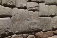 Die Nasen dienten wahrscheinlich dazu, den Stein heben zu können, so lange, bis er sich glatt zwischen die anderen einfügte