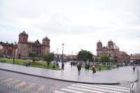 Plaza de Armas, Cuzco mit Kathedrale (links) und Jesuitenkirche (rechts)
