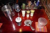 Jetzt geht‘s ans Selbermixen des Pisco Sour: drei Unzen Pisco, eine Unze Limette, eine Unze Sirup und eine Unze Eiklar