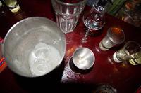 7 bis 8 Eiswürfel auf das Gemisch, bevor das Eiklar darauf gegeben wird (wegen des Limettensaftes)