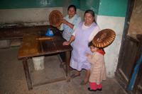 Fertiges Brot: die Bäckerinnen sind müde, sie sind bereits seit 2:00 auf den Beinen und haben nach der Erwerbsarbeit den eigenen Haushalt noch vor sich