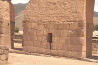 Bei genauem Hinsehen kann man noch die Wandmalereien an der Tempelmauern erkennen, Wirakocha-Tempel, Raqchi