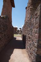 Die Gasse zwischen den Adelspalästen in Raqchi soll auch zur Beobachtung von Sonnenauf- und -untergängen gedient haben.