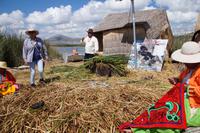 Uro Raúl erklärt uns das Leben der Uros auf ihren schwimmenden Inseln