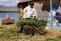 Uro Raúl erklärt uns das Leben der Uros auf ihren schwimmenden Inseln