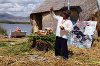 Uro Raúl erklärt uns das Leben der Uros auf ihren schwimmenden Inseln