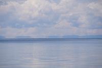 Die Berge in weiterer Ferne scheinen über dem See zu schweben