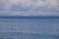 Die Berge in weiterer Ferne scheinen über dem See zu schweben