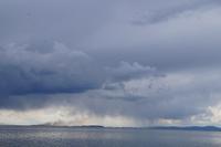 Uros brennen das Totora ab, um sein Wachstum anzuregen