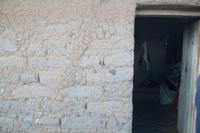 Wand zu getrockneten Lehmzigeln, mit Scherben, Stroh und Knochen