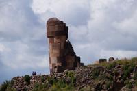 Grabturm Sillustani. Bei genauem Hinsehen kann man das Hochrelieph von der Eidechse sehen
