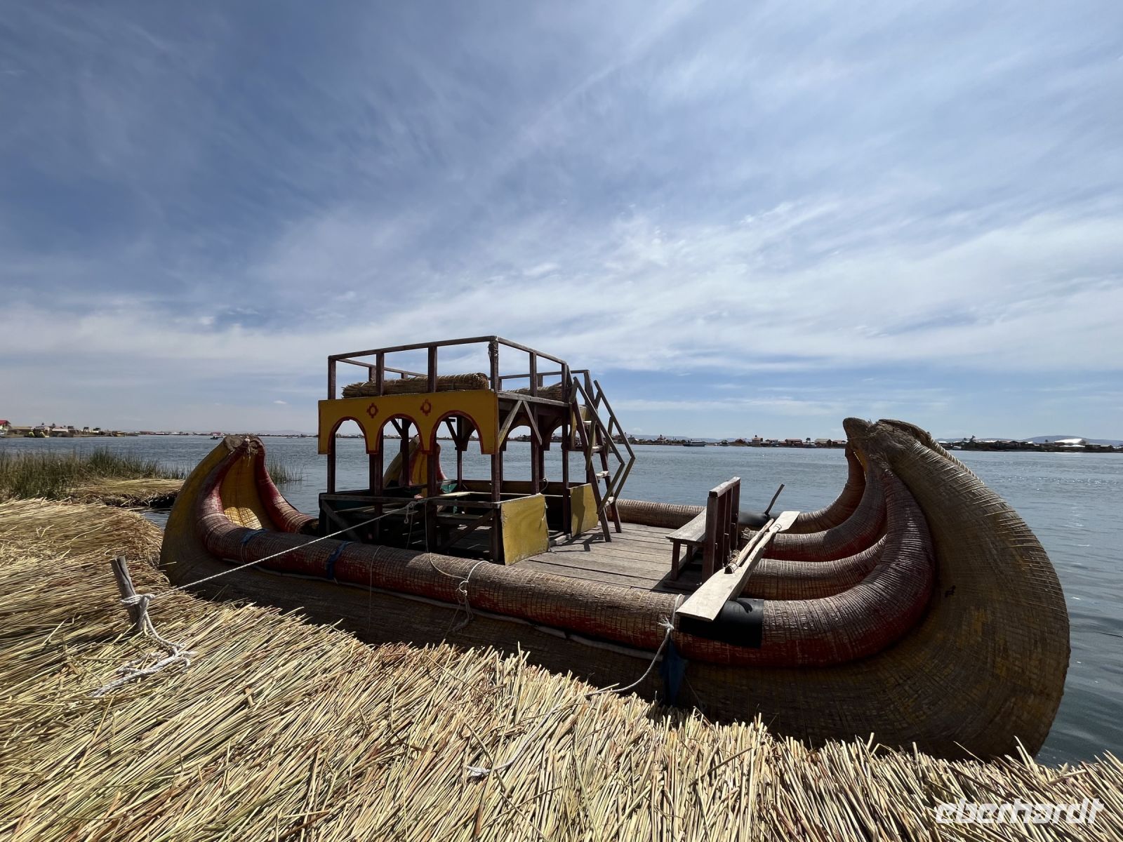 Boot aus Schilf und Plastikflaschen