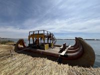 Boot aus Schilf und Plastikflaschen