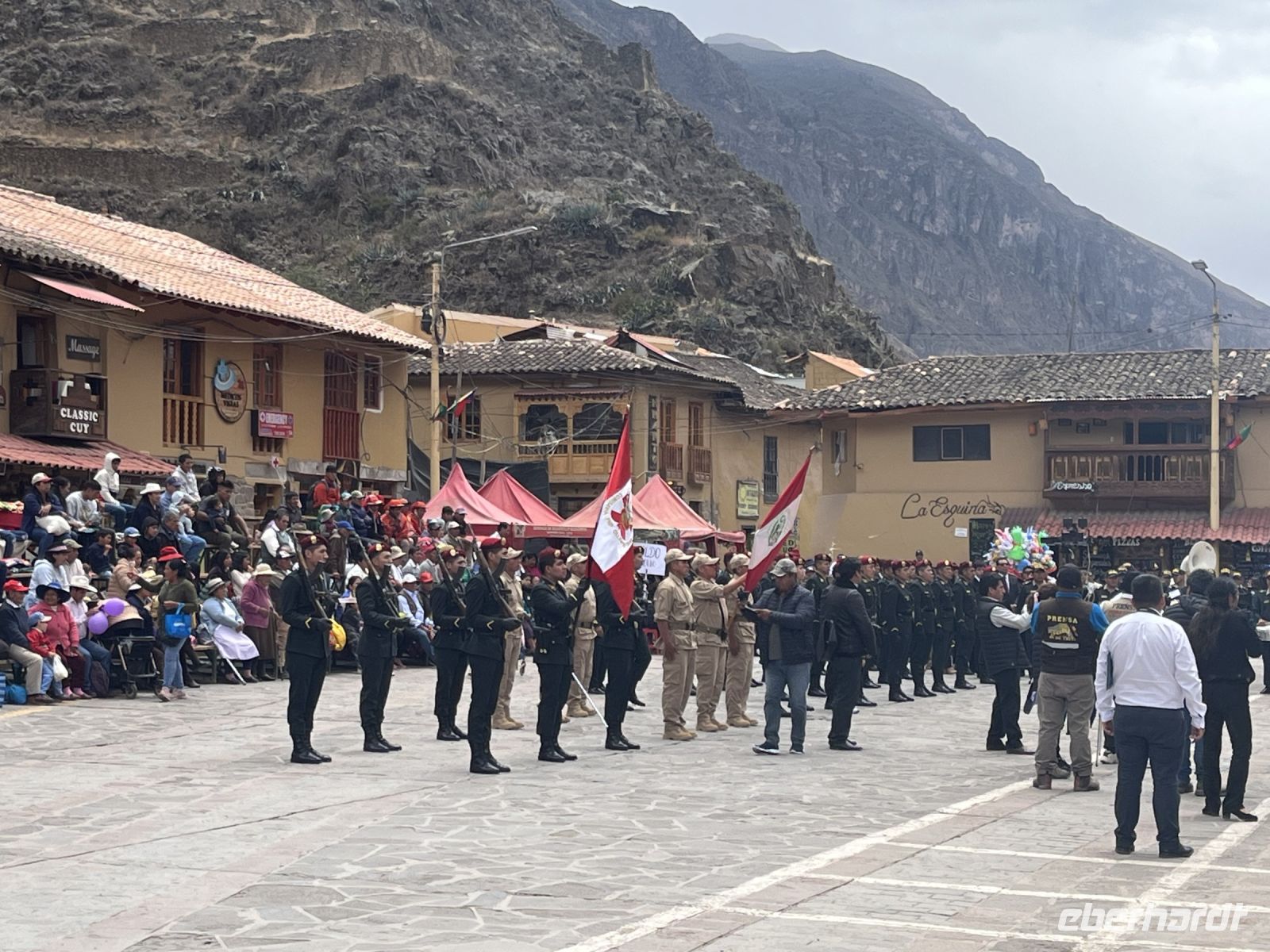 Militärparade in Ollantaytambo