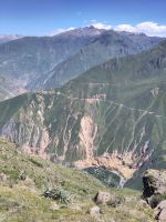 Blick von Cabanaconde auf den Colca Canyon mit zwei Lodges (Oasis Paraíso Lodge und Tropical Lodge Sangalle) &ndash; &copy; Andreas Böcker (Eberhardt TRAVEL)